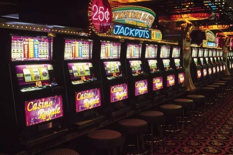Dealer profesional filter4d menyiapkan putaran roulette dengan kamera multi-sudut